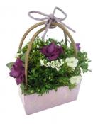 Фиолетовые розы в корзине с ручками из ротанга (7х5х10)
