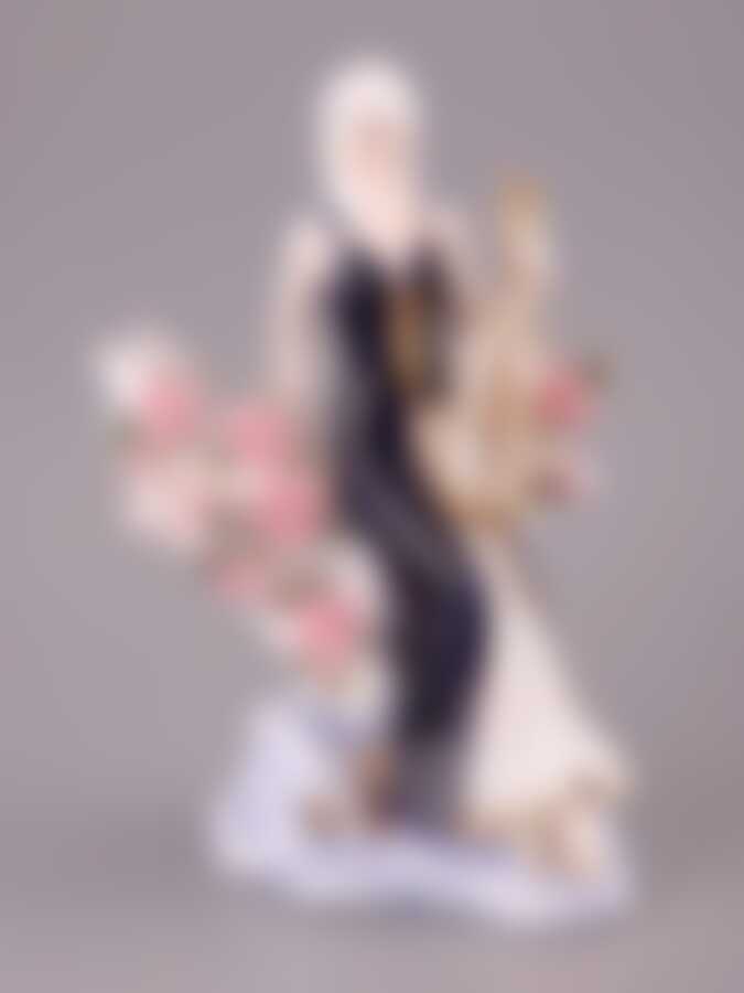 Статуэтка "ДАМА СО СКРИПКОЙ" высота=24.5 см.