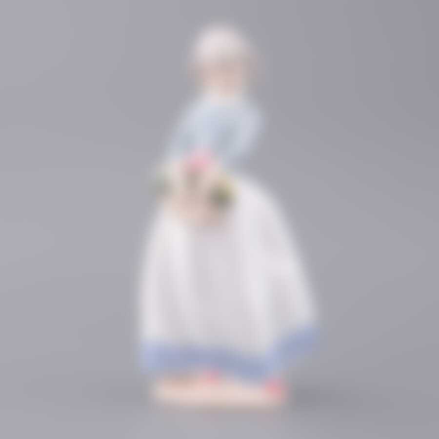 Статуэтка "ДАМА С ЦВЕТАМИ" высота=19 см.