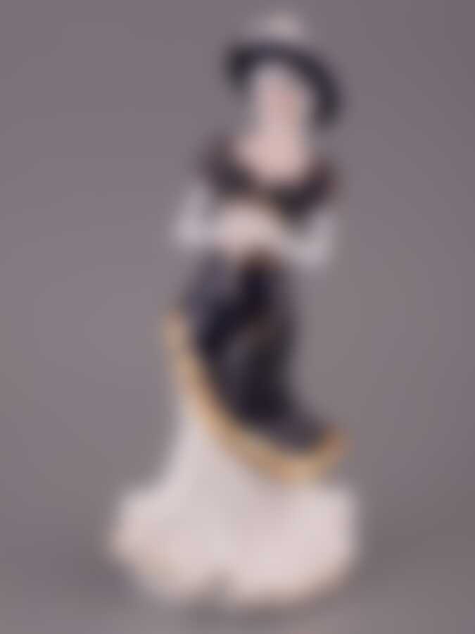 Статуэтка "ДАМА С ВЕЕРОМ В ШЛЯПЕ" высота=26 см.